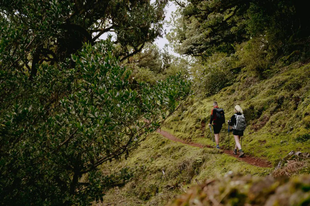 A couple hiking in Madeira - Un couple en randonnée à Madère - A couple walking in Madeira - A couple hiking in Madeira